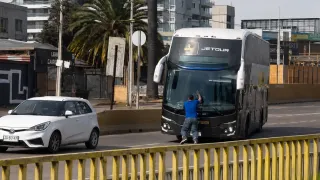 Insólito choque y fuga: bus de Colo Colo protagoniza accidente con hincha de la U
