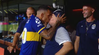 Cumplió la promesa: El “piquito” que se dieron Tévez y Maradona en la Bombonera