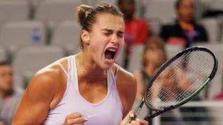 Maria Sakkari y Aryna Sabalenka debutaron con triunfos en las Finales de la WTA
