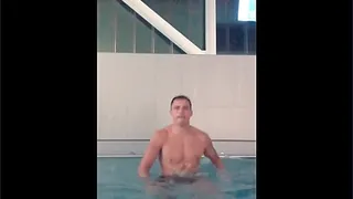 El animado ejercicio acuático de Alexis Sánchez