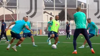 Dani Alves preocupó a Brasil por duras entradas contra Raphinha y Pedro