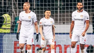 Bayer Leverkusen con Charles Aránguiz sufrió remontada de Frankfurt y se alejó del liderato