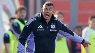 Almirón cargó contra el arbitraje y la cancha tras la derrota de Colo Colo ante U. Católica