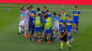El vergonzoso final con batalla de jugadores de Racing y Boca que dio término al Trofeo de Campeones