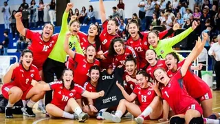 Claudio Bravo felicitó a la selección de balonmano femenino que clasificó al Mundial Junior