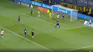 ¿Ayuda divina? La increíble salvada en la línea de Boca Juniors ante River en el Superclásico
