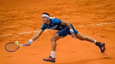 Tomás Etcheverry dio la sorpresa al eliminar a Francisco Cerúndolo en el ATP de Santiago