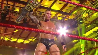 ¡RKO de la nada! Randy Orton atacó al campeón Drew McIntyre en RAW