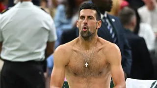 Novak Djokovic no tuvo ni que vestirse para avanzar a semifinales de Wimbledon