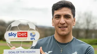 Marcelino Núñez recibió el premio del mejor gol del mes de febrero en la Championship