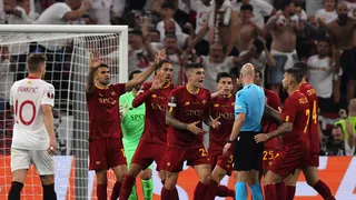 Con revisión del VAR: El penal anulado a Sevilla en la final ante Roma en la Europa League