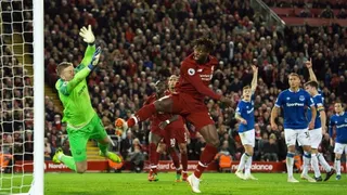 Liverpool superó a Everton en el Derbi de Merseyside y se mantuvo a la caza del City