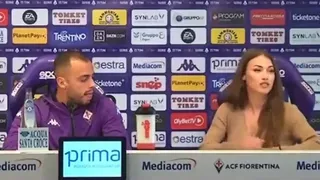 ¿Qué estaba mirando? Polémico gesto de jugador de Fiorentina causó indignación en Italia