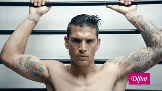 Mark González muestra su atrevida faceta de modelo de ropa interior