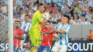 El dardo de Claudio Bravo luego de la caída de Chile: “Perú corrió más que Argentina”