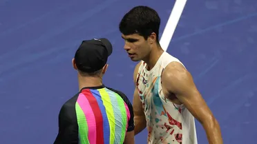 Carlos Alcaraz avanzó a segunda ronda en el US Open tras retiro por lesión de Dominik Koepfer