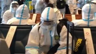 Equipo chino incluyó a su indumentaria trajes de protección personal para prevenir el coronavirus