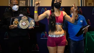 La ceremonia de pesaje de Daniela “Leona” Asenjo antes de pelear por el título mundial