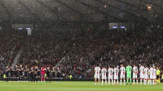 Partido entre Escocia y Georgia fue interrumpido para secar el pasto de Hampden Park