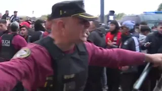Hinchas de Colo Colo se enfrentaron a la policía argentina en la previa del duelo con Boca Juniors