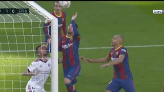 ¿Homenaje a Diego Maradona? Lionel Messi intentó hacer un gol con la mano en Barcelona