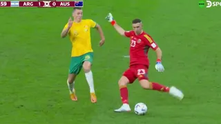 “Dibu” Martínez por poco comete un tremendo error en el encuentro con Australia