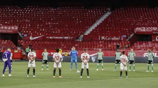 Sevilla y Betis rindieron emotivo minuto de silencio por las víctimas del Covid-19 en la reanudación de La Liga