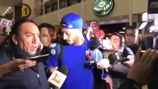 La agresiva reacción de Mauricio Pinilla con la prensa al llegar a Santiago