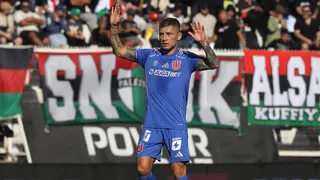 ¡Saltan las alarmas en la U de Chile! Charles Aránguiz salió lesionado y en camilla