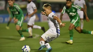 Santos de Jorge Sampaoli venció con un autogol a Chapecoense y sigue líder en Brasil