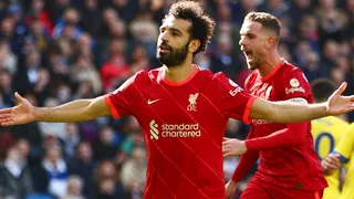 Liverpool derrotó como visita a Brighton y se acercó a Manchester City