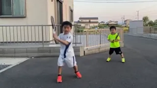 Niños japoneses sorprendieron con talentosa imitación de Roger Federer y Novak Djokovic