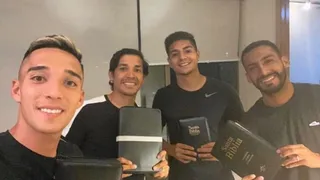 Matías Fernández compartió un momento religioso con parte del plantel de Colo Colo