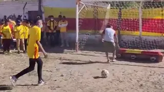 El insólito funeral a un arquero en Argentina: Le patearon penales a su ataúd