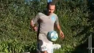 Marcelo Díaz se divierte dominando un balón durante su aislamiento en Argentina
