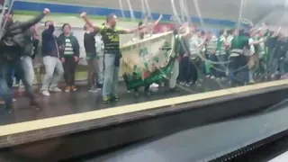 Hinchas de Sporting armaron un alboroto en el metro de Madrid