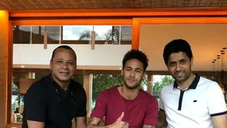 Presidente de PSG visitó a Neymar en Brasil en medio de rumores