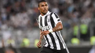 Douglas Costa recibió cuatro fechas de suspensión por escupir a un rival