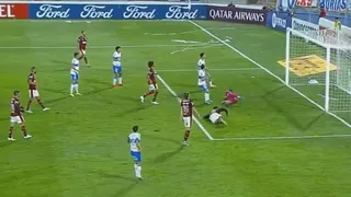 La UC descontó ante Flamengo en el final con un autogol de Pablo tras un remate de Buonanotte