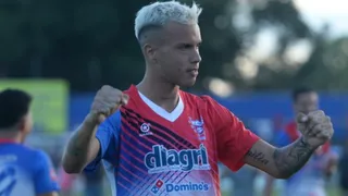Jugador chileno subastó su uniforme para volver al país