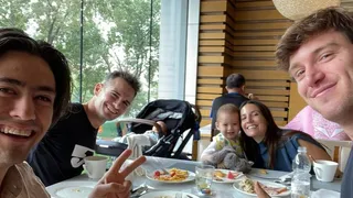 ¡Equipo completo! Santi y Juanito Jarry presenciaron el triunfo de su padre ante Tsitsipas