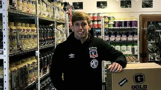Iván Rossi sorprendió al comprar suministros vistiendo el buzo de Colo Colo