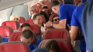 El amistoso saludo entre Mario Salas y Hernán Caputto en el avión rumbo a Temuco