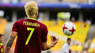 ¡Rodeado de mujeres! La desenfrenada fiesta del venezolano Peñaranda tras descenso de su club