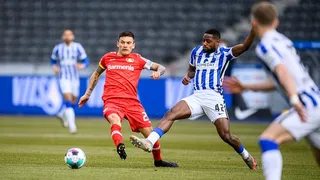 Bayer Leverkusen con Charles Aránguiz sufrió dura goleada ante Hertha Berlin