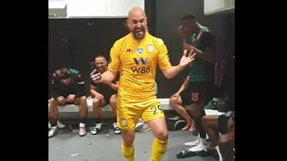 Pepe Reina se lució cantando al ritmo de “La Bamba” luego que Aston Villa zafara del descenso