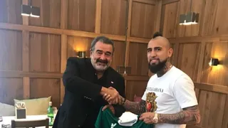 Arturo Vidal le regaló la camiseta de Rodelindo Román a Andrónico Luksic