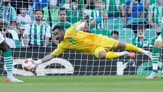 Manuel Pellegrini descartó a Claudio Bravo para el duelo de Betis con Atlético de Madrid