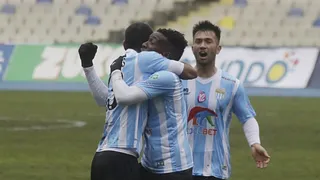 Un perrito se robó las miradas en victoria del súper líder Magallanes sobre U. de Concepción