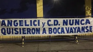 Hinchas de Boca colgaron lienzos para pedir la salida de Angelici